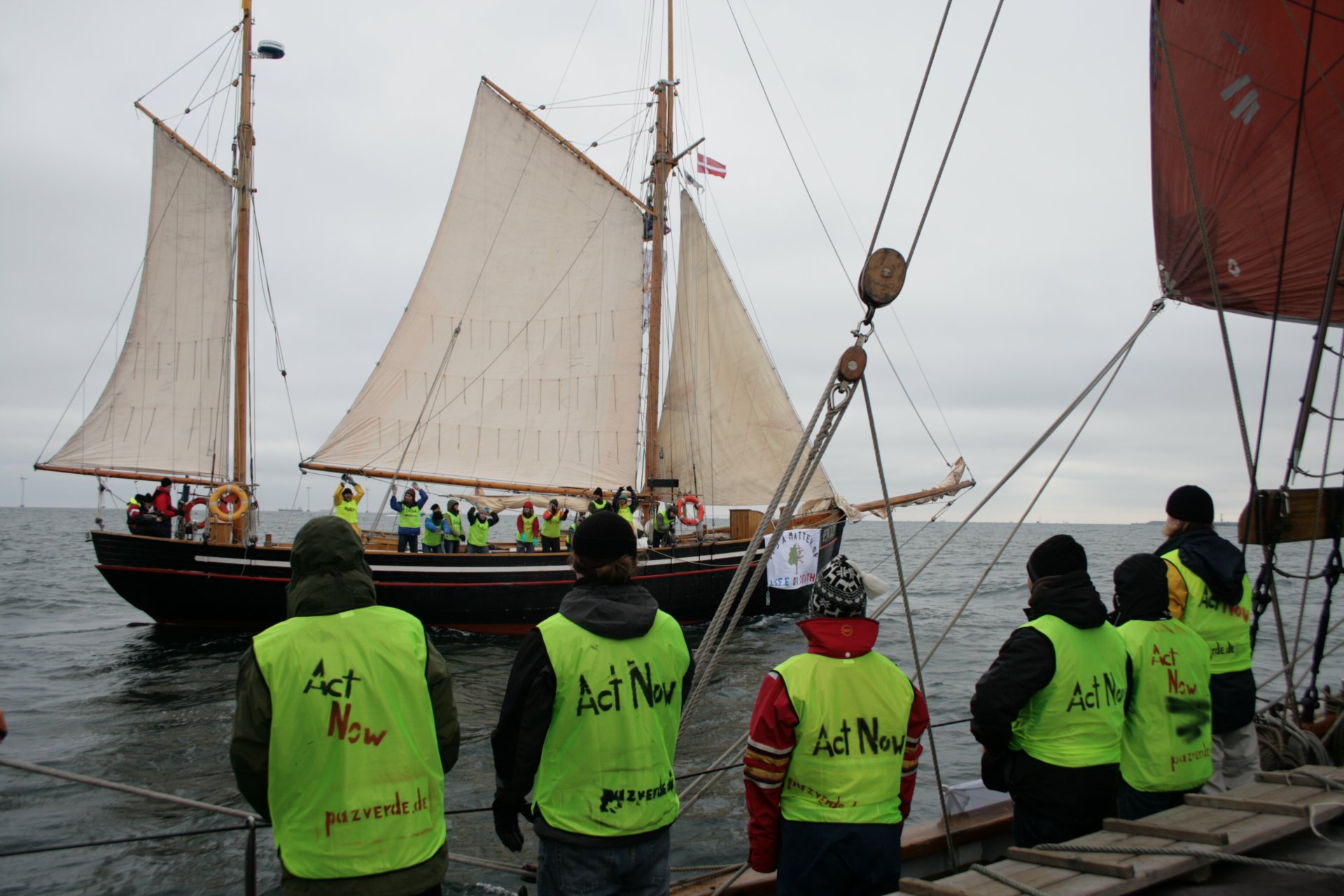 Die Traditionssegler bei ihrer Klima-Segelparade vor Kopenhagen 2009. Die Traditionssegler bei ihrer Klima-Segelparade vor Kopenhagen 2009.